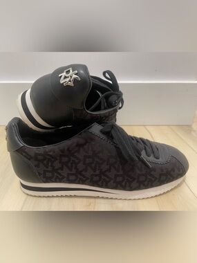 DKNY Tezi women's Sneakers